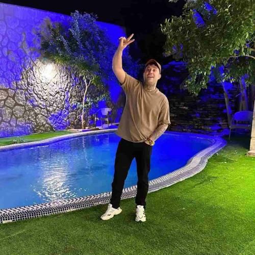 دانلود آهنگ علی احمدیانی به نام زیر بارونه رفت پاییزی گمم با چترت